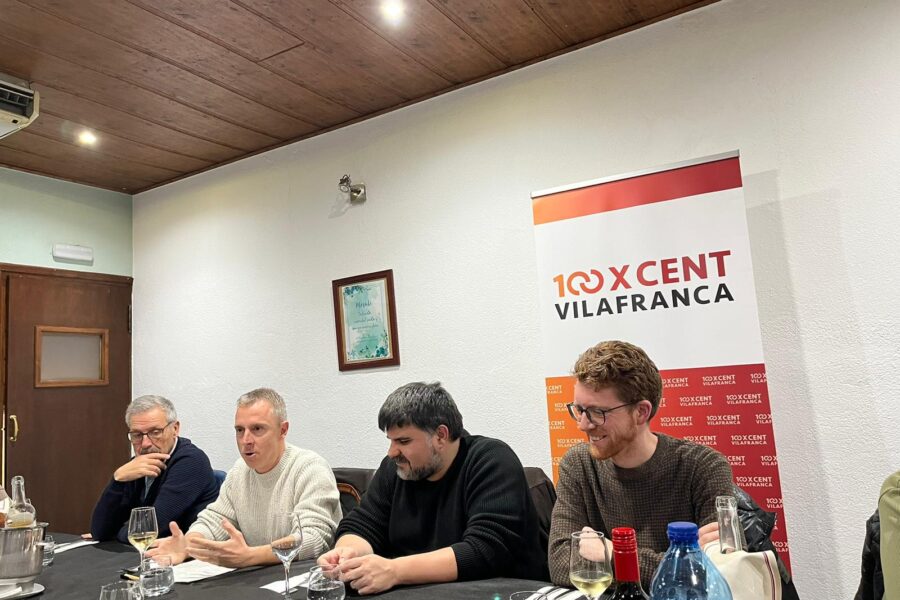 L’accés a la cultura i la singularització local marquen el sopar-conversa de 100xCent Vilafranca amb el dramaturg Jordi Casanovas